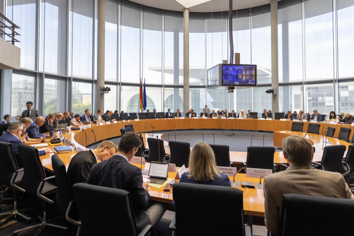 Bundesminister der Verteidigung, Boris Pistorius, zu Gast im Ausschuss für die Angelegenheiten der Europäischen Union. Blick in den Saal. Bundesminister der Verteidigung, Boris Pistorius, zu Gast im Ausschuss für die Angelegenheiten der Europäischen Union. Blick in den Saal.