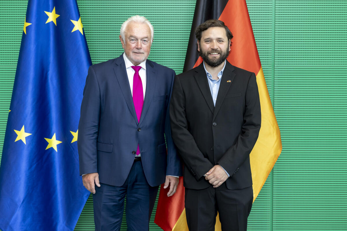 Bundestagsvizepräsident Wolfgang Kubicki (l), FDP, MdB, empfängt José Antonio Estefan Gillessen (r), Vorsitzender der mexikanisch-deutschen Freundschaftsgruppe im Abgeordnetenhaus des mexikanischen Parlaments, zum Gespräch. Kubicki, Wolfgang Bundestagsvizepräsident Wolfgang Kubicki (l), FDP, MdB, empfängt José Antonio Estefan Gillessen (r), Vorsitzender der mexikanisch-deutschen Freundschaftsgruppe im Abgeordnetenhaus des mexikanischen Parlaments, zum Gespräch.