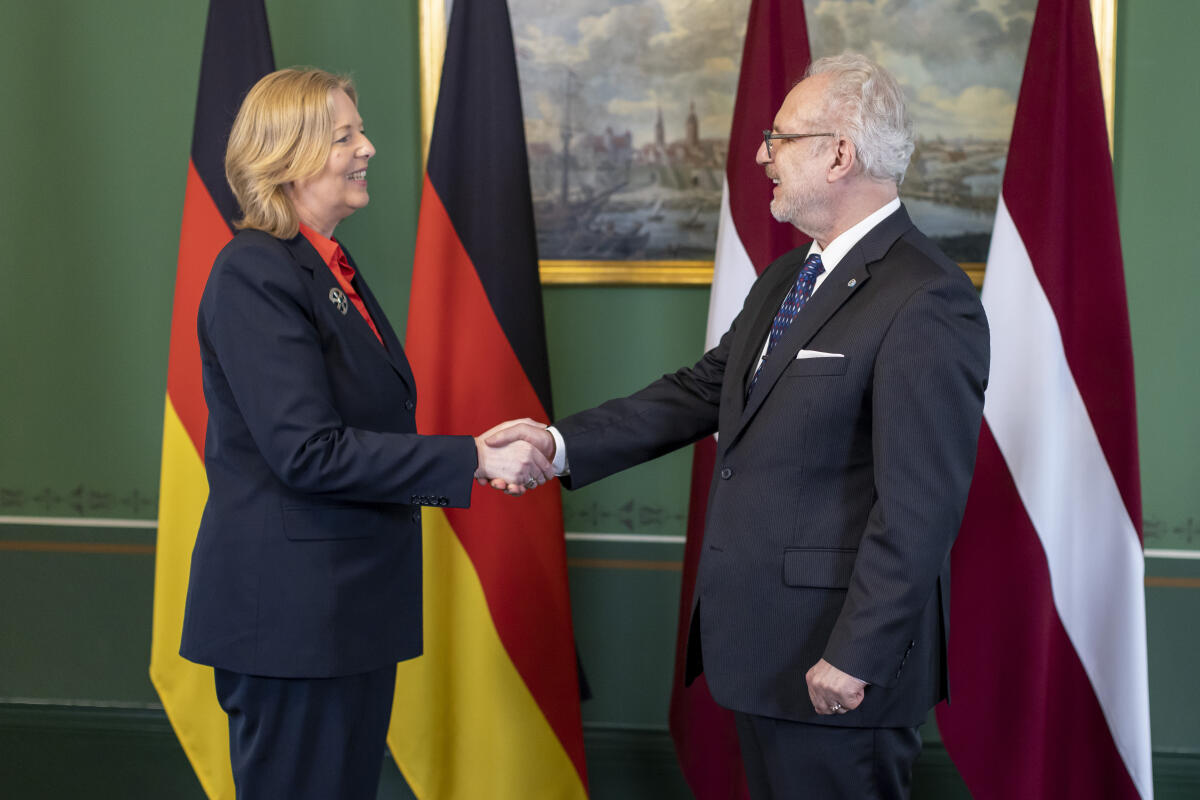 Bundestagspräsidentin Bärbel Bas (l), SPD, MdB, reist nach Estland, Lettland und Litauen. Hier bei der Begrüßung durch den Präsidenten der Republik Lettland, Prof. Dr. Egils Levits (r). Bas, Bärbel Bundestagspräsidentin Bärbel Bas (l), SPD, MdB, reist nach Estland, Lettland und Litauen. Hier bei der Begrüßung durch den Präsidenten der Republik Lettland, Prof. Dr. Egils Levits (r).