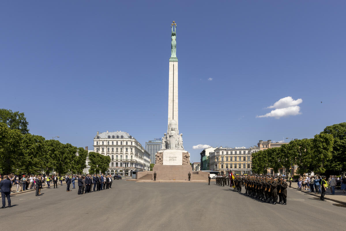 Bundestagspräsidentin Bärbel Bas, SPD, MdB, reist nach Estland, Lettland und Litauen. Hier mit dem Präsidenten der Saeima, Edvards Smiltēns, bei der Niederlegung von Kranzgestecken am Freiheitsdenkmal mit Blick auf das Denkmal. Bundestagspräsidentin Bärbel Bas, SPD, MdB, reist nach Estland, Lettland und Litauen. Hier mit dem Präsidenten der Saeima, Edvards Smiltēns, bei der Niederlegung von Kranzgestecken am Freiheitsdenkmal mit Blick auf das Denkmal.