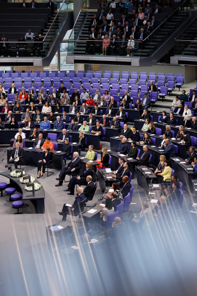  Der Deutsche Bundestag erinnert in einer Parlamentarischen Gedenkstunde an den Volksaufstand in der DDR am 17. Juni 1953. Blick ins Plenum und die Sonderstuhlreihe sowie auf die Tribünen.