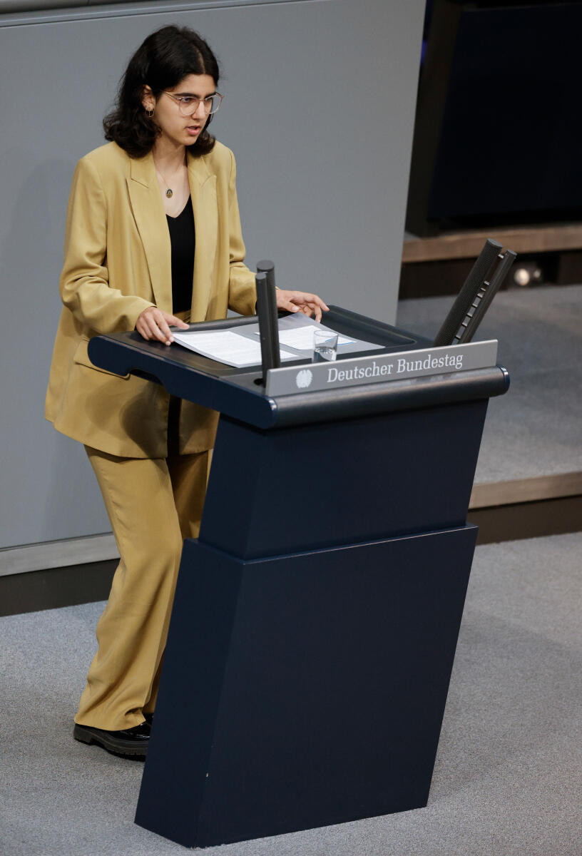  Der Deutsche Bundestag erinnert in einer Parlamentarischen Gedenkstunde aus Anlass des 70. Jahrestages an den Volksaufstand in der DDR vom 17. Juni 1953. Hier Zelal Tekin (im Bild) beim Vortragen des Berichts der Zeitzeugin Dr. Karin Sorger.
