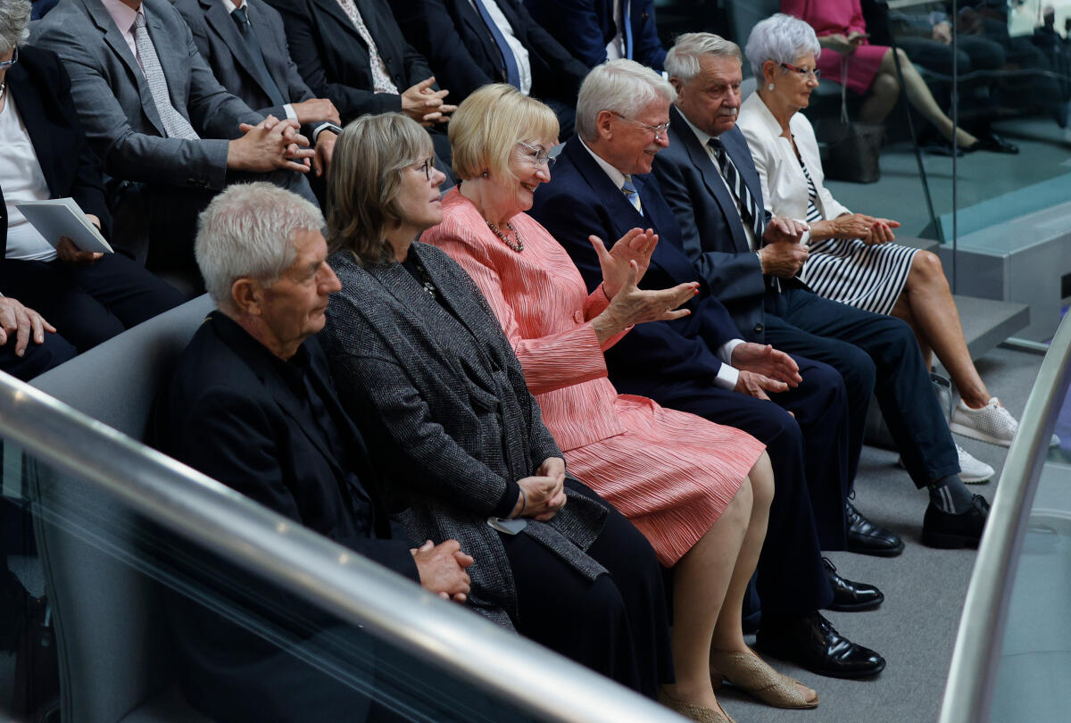 Der Deutsche Bundestag erinnert in einer Parlamentarischen Gedenkstunde aus Anlass des 70. Jahrestages an den Volksaufstand in der DDR vom 17. Juni 1953. Hier auf der Tribüne die Zeitzeugen Dr. Karin Sorger (3vl), Helfried Dietrich (4vl) und Siegfried Keil (5vl). Der Deutsche Bundestag erinnert in einer Parlamentarischen Gedenkstunde aus Anlass des 70. Jahrestages an den Volksaufstand in der DDR vom 17. Juni 1953. Hier auf der Tribüne die Zeitzeugen Dr. Karin Sorger (3vl), Helfried Dietrich (4vl) und Siegfried Keil (5vl).