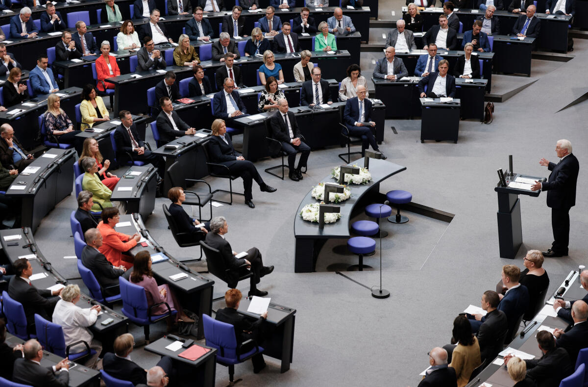 Steinmeier, Frank-Walter Der Deutsche Bundestag erinnert in einer Parlamentarischen Gedenkstunde aus Anlass des 70. Jahrestages an den Volksaufstand in der DDR vom 17. Juni 1953. Blick auf die Sonderstuhlreihe während der Gedenkrede von Bundespräsident Dr. Frank-Walter Steinmeier (r).
