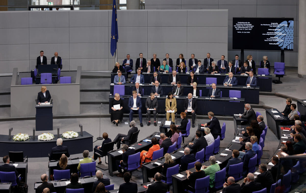 Bas, Bärbel Der Deutsche Bundestag erinnert in einer Parlamentarischen Gedenkstunde aus Anlass des 70. Jahrestages an den Volksaufstand in der DDR vom 17. Juni 1953. Blick ins Plenum auf die Bundesratsbank während der Ansprache von Bundestagspräsidentin Bärbel Bas (l), SPD, MdB.