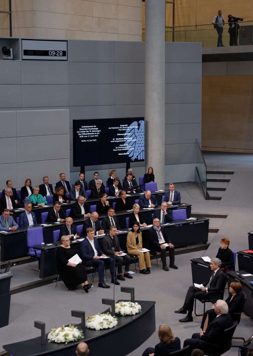 Zupke, Evelyn Der Deutsche Bundestag erinnert in einer Parlamentarischen Gedenkstunde aus Anlass des 70. Jahrestages an den Volksaufstand in der DDR vom 17. Juni 1953. Blick ins Plenum auf die Bundesratsbank.
