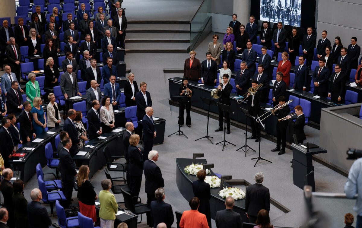 Der Deutsche Bundestag erinnert in einer Parlamentarischen Gedenkstunde aus Anlass des 70. Jahrestages an den Volksaufstand in der DDR vom 17. Juni 1953. Blick ins Plenum auf das Bläserquintett vor der Regierungsbank während dem Spielen der Nationalhymne. Der Deutsche Bundestag erinnert in einer Parlamentarischen Gedenkstunde aus Anlass des 70. Jahrestages an den Volksaufstand in der DDR vom 17. Juni 1953. Blick ins Plenum auf das Bläserquintett vor der Regierungsbank während dem Spielen der Nationalhymne.