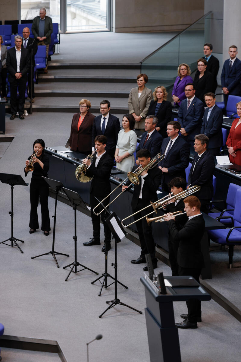 Der Deutsche Bundestag erinnert in einer Parlamentarischen Gedenkstunde aus Anlass des 70. Jahrestages an den Volksaufstand in der DDR vom 17. Juni 1953. Blick ins Plenum auf das Bläserquintett vor der Regierungsbank während dem Spielen der Nationalhymne. Der Deutsche Bundestag erinnert in einer Parlamentarischen Gedenkstunde aus Anlass des 70. Jahrestages an den Volksaufstand in der DDR vom 17. Juni 1953. Blick ins Plenum auf das Bläserquintett vor der Regierungsbank während dem Spielen der Nationalhymne.