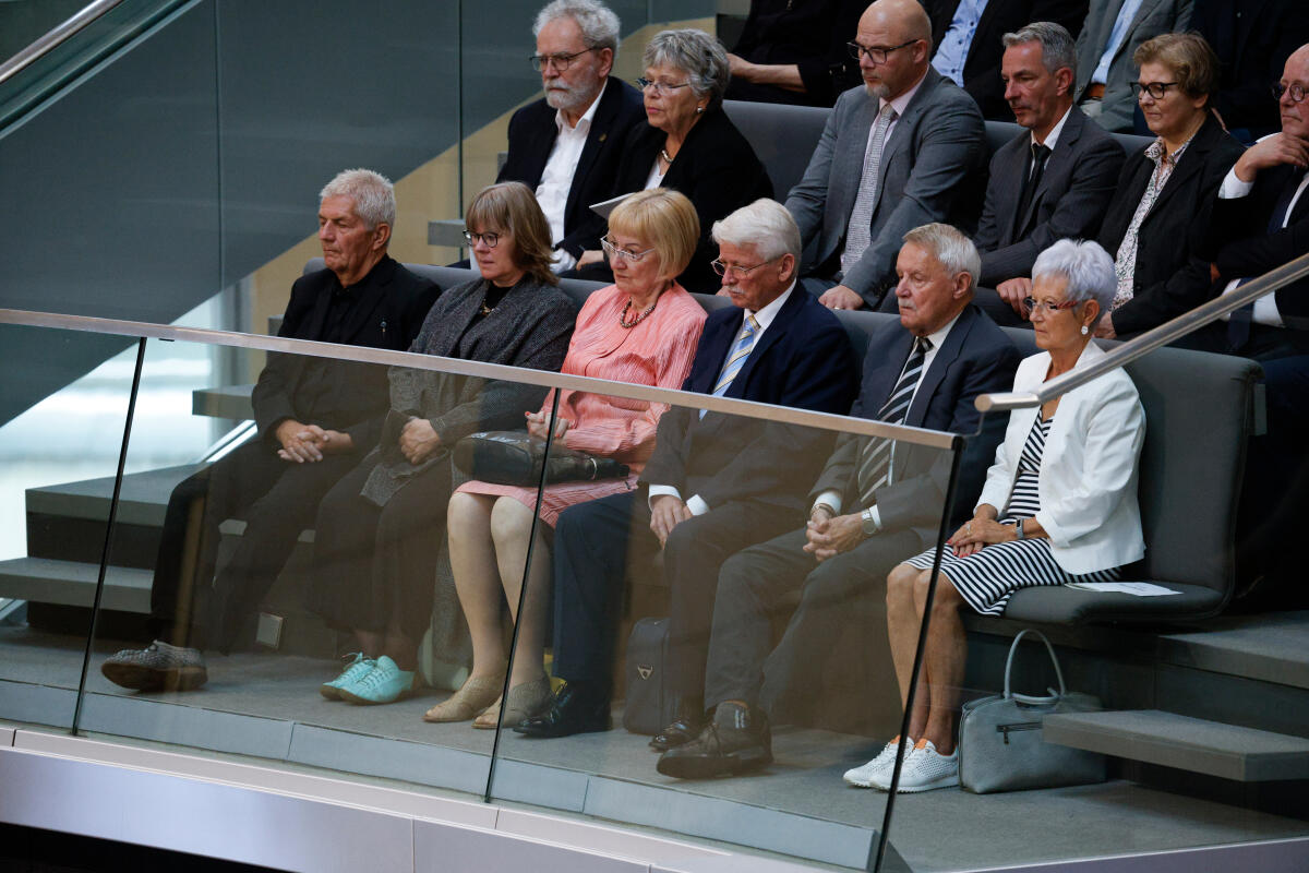 Der Deutsche Bundestag erinnert in einer Parlamentarischen Gedenkstunde aus Anlass des 70. Jahrestages an den Volksaufstand in der DDR vom 17. Juni 1953. Hier auf der Tribüne die Zeitzeugen Dr. Karin Sorger (3vl), Helfried Dietrich (4vl) und Siegfried Keil (5vl). Der Deutsche Bundestag erinnert in einer Parlamentarischen Gedenkstunde aus Anlass des 70. Jahrestages an den Volksaufstand in der DDR vom 17. Juni 1953. Hier auf der Tribüne die Zeitzeugen Dr. Karin Sorger (3vl), Helfried Dietrich (4vl) und Siegfried Keil (5vl).