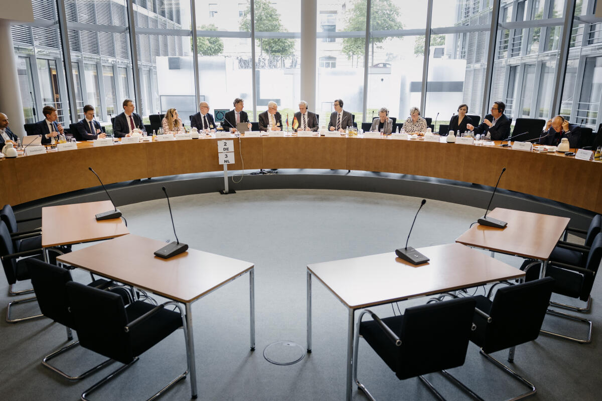  Staatssekretär für Steuern und Steuerverwaltung der Niederlande, Marnix van Rij, zu Gast im Finanzausschuss. Blick in den Saal.