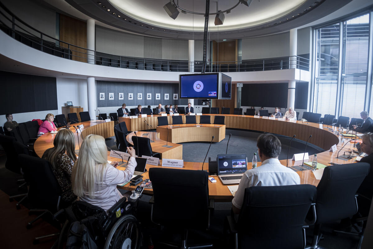  Öffentliche Sitzung des Parlamentarischen Beirats für nachhaltige Entwicklung zum Thema "Weiterentwicklung des Parlamentarischen Beirats für nachhaltige Entwicklung ". Blick in den Saal.