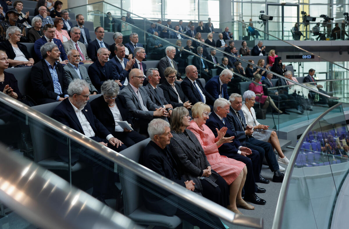  Der Deutsche Bundestag erinnert in einer Parlamentarischen Gedenkstunde aus Anlass des 70. Jahrestages an den Volksaufstand in der DDR vom 17. Juni 1953. Hier in der ersten Reihe auf der Tribüne die Zeitzeugen Dr. Karin Sorger (3vl), Helfried Dietrich (4vl) und Siegfried Keil (5vl).