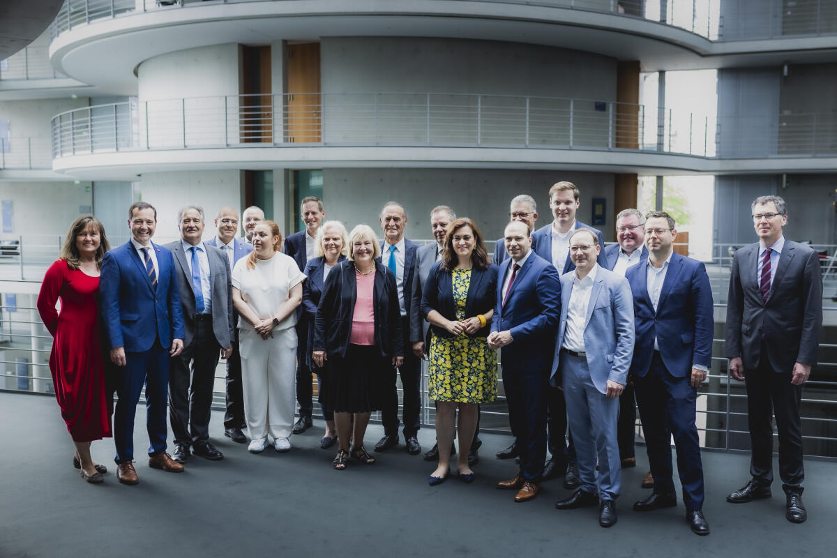 Dilcher, Esther; Rief, Josef; Boehringer, Peter; Bühl, Marcus; Schielke-Ziesing, Ulrike; Hagedorn, Bettina; Mattfeldt, Andreas; Hoppermann, Franziska; Rudolph, Thorsten; Oßner, Florian; Bury, Yannick; Klein, Karsten; Uhl, Markus; Schäfer, Sebastian Budgetsprecher des österreichischen Nationalrats zu Gast im Haushaltsausschuss.Gruppenbild (vlnr): Esther Dilcher, SPD, MdB; Gerald Loacker; Josef Rief, CDU/CSU, MdB; Peter Boehringer, AfD, MdB; Marcus Bühl, AfD, MdB; Nina Tomaselli; Kai Jan Krainer; Ulrike Schielke-Ziesing, AfD, MdB; Bettina Hagedorn, SPD, MdB; Gabriel Obernosterer; Andreas Mattfeldt, CDU/CSU, MdB; Franziska Hoppermann, CDU/CSU, MdB; Dr. Thorsten Rudolph, SPD, MdB; Florian Oßner, CDU/CSU, MdB; Yannick Bury, CDU/CSU, MdB; Karsten Klein, FDP, MdB; Markus Uhl, CDU/CSU, MdB; Dr. Sebastian Schäfer, Bündnis 90/Die Grünen, MdB