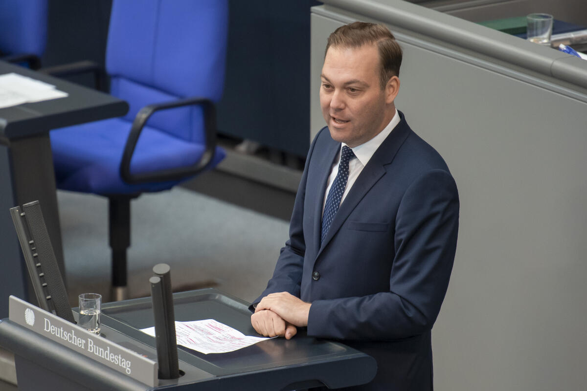 Schreiner, Felix Felix Schreiner, CDU/CSU, MdB, hält eine Rede zu TOP 9 „Beschleunigung von Genehmigungsverfahren im Verkehrsbereich“ im Plenum.