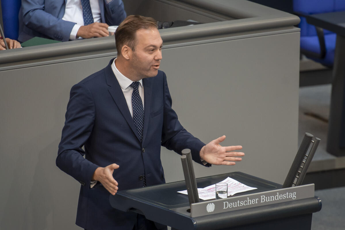 Schreiner, Felix Felix Schreiner, CDU/CSU, MdB, hält eine Rede zu TOP 9 „Beschleunigung von Genehmigungsverfahren im Verkehrsbereich“ im Plenum.