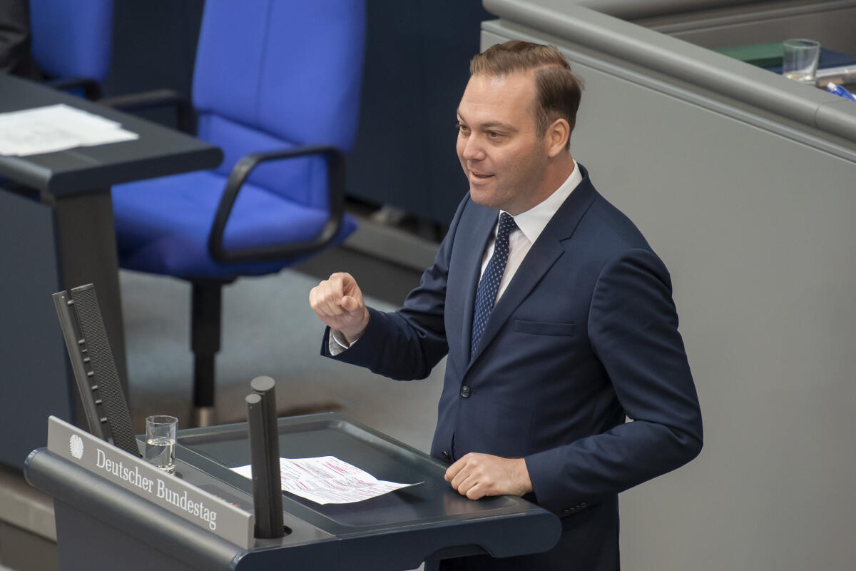 Schreiner, Felix Felix Schreiner, CDU/CSU, MdB, hält eine Rede zu TOP 9 „Beschleunigung von Genehmigungsverfahren im Verkehrsbereich“ im Plenum.