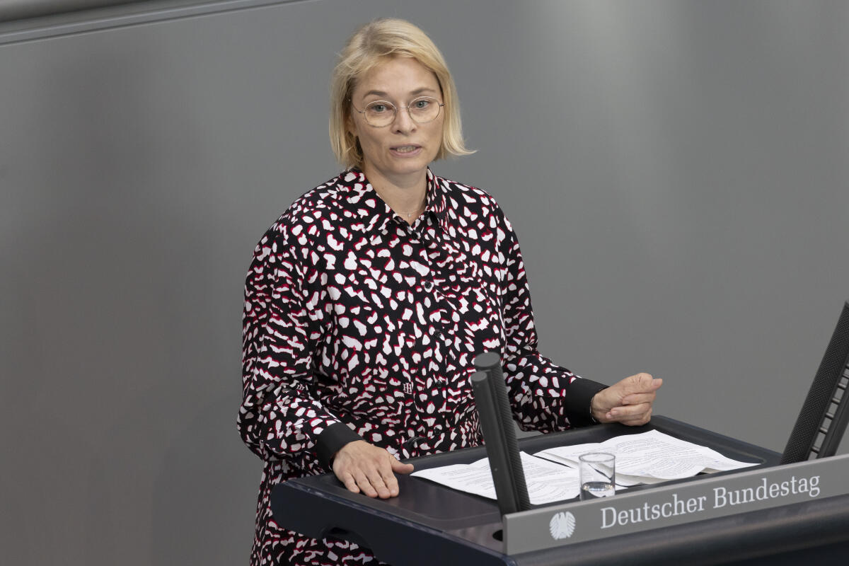 Peggy Schierenbeck, SPD, MdB, hält eine Rede zu TOP 12 „Einstufung Georgiens und der Republik Moldau als sichere Herkunftsstaaten“ im Plenum. Schierenbeck, Peggy Peggy Schierenbeck, SPD, MdB, hält eine Rede zu TOP 12 „Einstufung Georgiens und der Republik Moldau als sichere Herkunftsstaaten“ im Plenum.