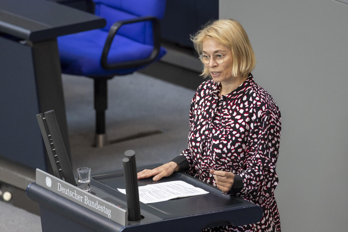 Peggy Schierenbeck, SPD, MdB, hält eine Rede zu TOP 12 „Einstufung Georgiens und der Republik Moldau als sichere Herkunftsstaaten“ im Plenum. Schierenbeck, Peggy Peggy Schierenbeck, SPD, MdB, hält eine Rede zu TOP 12 „Einstufung Georgiens und der Republik Moldau als sichere Herkunftsstaaten“ im Plenum.
