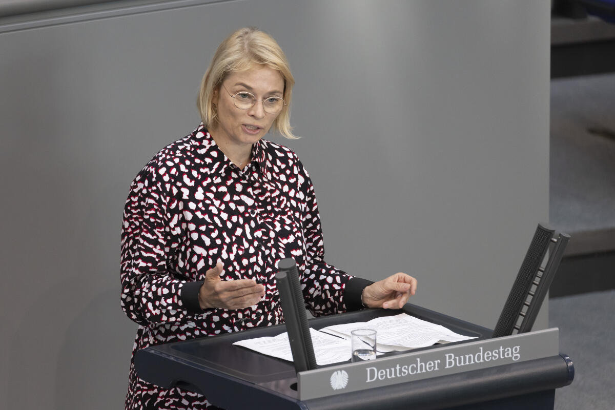 Peggy Schierenbeck, SPD, MdB, hält eine Rede zu TOP 12 „Einstufung Georgiens und der Republik Moldau als sichere Herkunftsstaaten“ im Plenum. Schierenbeck, Peggy Peggy Schierenbeck, SPD, MdB, hält eine Rede zu TOP 12 „Einstufung Georgiens und der Republik Moldau als sichere Herkunftsstaaten“ im Plenum.