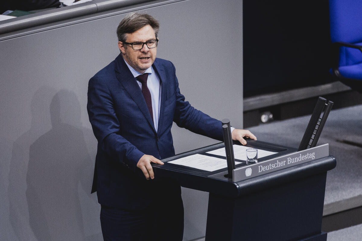 Dr. Martin Rosemann, SPD, MdB, hält eine Rede zu ZP 5 „Weiterentwicklung der Fachkräfteeinwanderung“ im Plenum. Rosemann, Martin Dr. Martin Rosemann, SPD, MdB, hält eine Rede zu ZP 5 „Weiterentwicklung der Fachkräfteeinwanderung“ im Plenum.