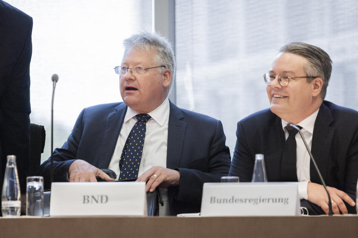 Präsident des Bundesnachrichtendienstes (BND), Dr. Bruno Kahl (l), zu Gast im Auswärtigen Ausschuss. Präsident des Bundesnachrichtendienstes (BND), Dr. Bruno Kahl (l), zu Gast im Auswärtigen Ausschuss.