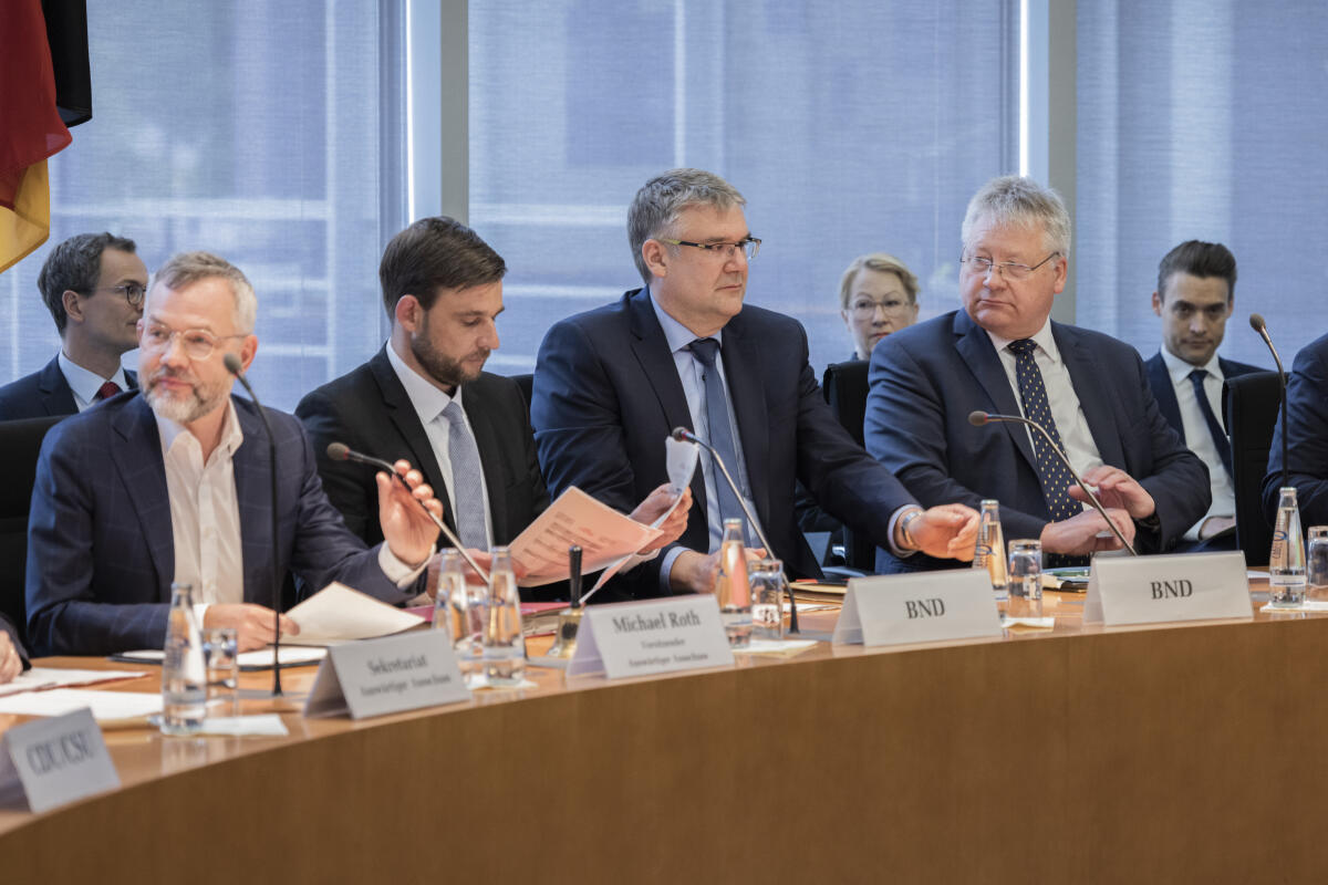 Präsident des Bundesnachrichtendienstes (BND), Dr. Bruno Kahl (2vr), zu Gast im Auswärtigen Ausschuss unter Leitung des Vorsitzenden Michael Roth (l), SPD, MdB. Roth, Michael Präsident des Bundesnachrichtendienstes (BND), Dr. Bruno Kahl (2vr), zu Gast im Auswärtigen Ausschuss unter Leitung des Vorsitzenden Michael Roth (l), SPD, MdB.