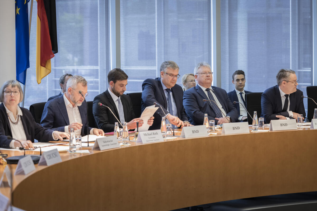 Präsident des Bundesnachrichtendienstes (BND), Dr. Bruno Kahl (3vr), zu Gast im Auswärtigen Ausschuss. Blick in den Saal. Präsident des Bundesnachrichtendienstes (BND), Dr. Bruno Kahl (3vr), zu Gast im Auswärtigen Ausschuss. Blick in den Saal.