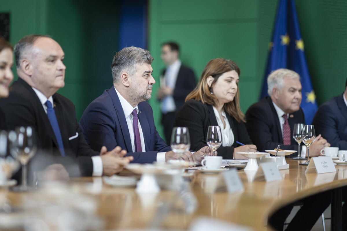 Bundestagsvizepräsidentin Katrin Göring-Eckardt, Bündnis 90/Die Grünen, MdB, empfängt den Premierminister von Rumänien, Marcel Ciolacu (2vl), zu einem Gespräch. Bundestagsvizepräsidentin Katrin Göring-Eckardt, Bündnis 90/Die Grünen, MdB, empfängt den Premierminister von Rumänien, Marcel Ciolacu (2vl), zu einem Gespräch.