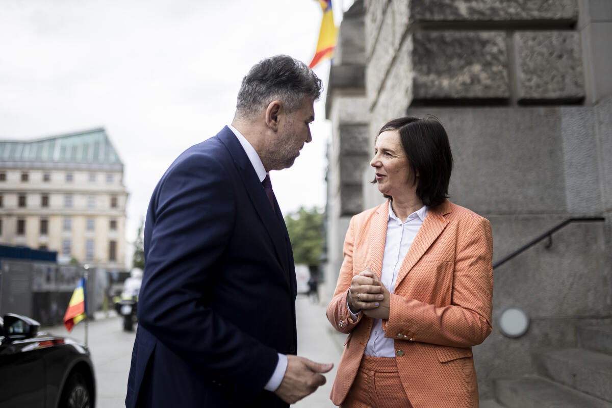 Bundestagsvizepräsidentin Katrin Göring-Eckardt (r), Bündnis 90/Die Grünen, MdB, empfängt den Premierminister von Rumänien, Marcel Ciolacu (l), zu einem Gespräch. Göring-Eckardt, Katrin Bundestagsvizepräsidentin Katrin Göring-Eckardt (r), Bündnis 90/Die Grünen, MdB, empfängt den Premierminister von Rumänien, Marcel Ciolacu (l), zu einem Gespräch.