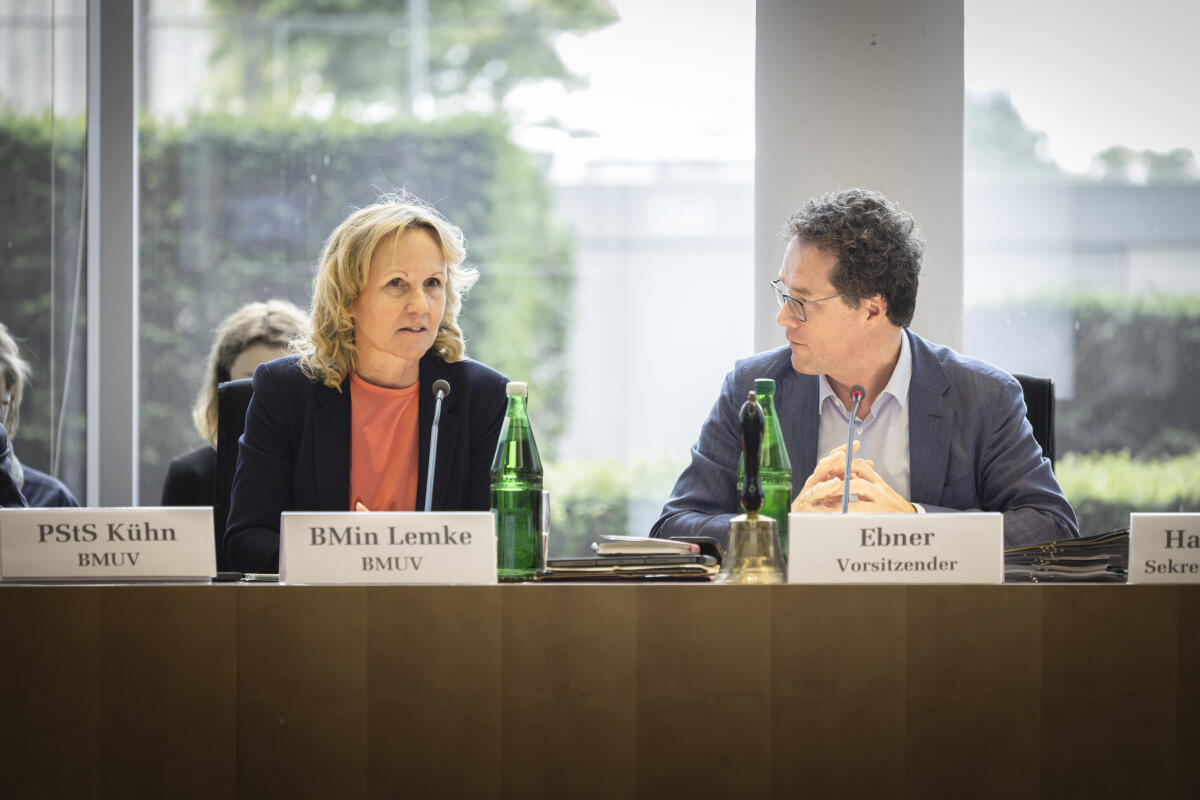 Bundesministerin für Umwelt, Naturschutz, nukleare Sicherheit und Verbraucherschutz, Steffi Lemke (l), Bündnis 90/DIE GRÜNEN, MdB, zu Gast im Ausschuss für Umwelt, Naturschutz, nukleare Sicherheit und Verbraucherschutz unter Leitung des Vorsitzenden Harald Ebner (r), Bündnis 90/Die Grünen, MdB. Ebner, Harald Bundesministerin für Umwelt, Naturschutz, nukleare Sicherheit und Verbraucherschutz, Steffi Lemke (l), Bündnis 90/DIE GRÜNEN, MdB, zu Gast im Ausschuss für Umwelt, Naturschutz, nukleare Sicherheit und Verbraucherschutz unter Leitung des Vorsitzenden Harald Ebner (r), Bündnis 90/Die Grünen, MdB.