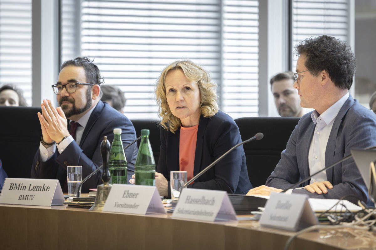 Bundesministerin für Umwelt, Naturschutz, nukleare Sicherheit und Verbraucherschutz, Steffi Lemke (m), Bündnis 90/DIE GRÜNEN, MdB, zu Gast im Ausschuss für Umwelt, Naturschutz, nukleare Sicherheit und Verbraucherschutz unter Leitung des Vorsitzenden Harald Ebner (r), Bündnis 90/Die Grünen, MdB. Ebner, Harald Bundesministerin für Umwelt, Naturschutz, nukleare Sicherheit und Verbraucherschutz, Steffi Lemke (m), Bündnis 90/DIE GRÜNEN, MdB, zu Gast im Ausschuss für Umwelt, Naturschutz, nukleare Sicherheit und Verbraucherschutz unter Leitung des Vorsitzenden Harald Ebner (r), Bündnis 90/Die Grünen, MdB.