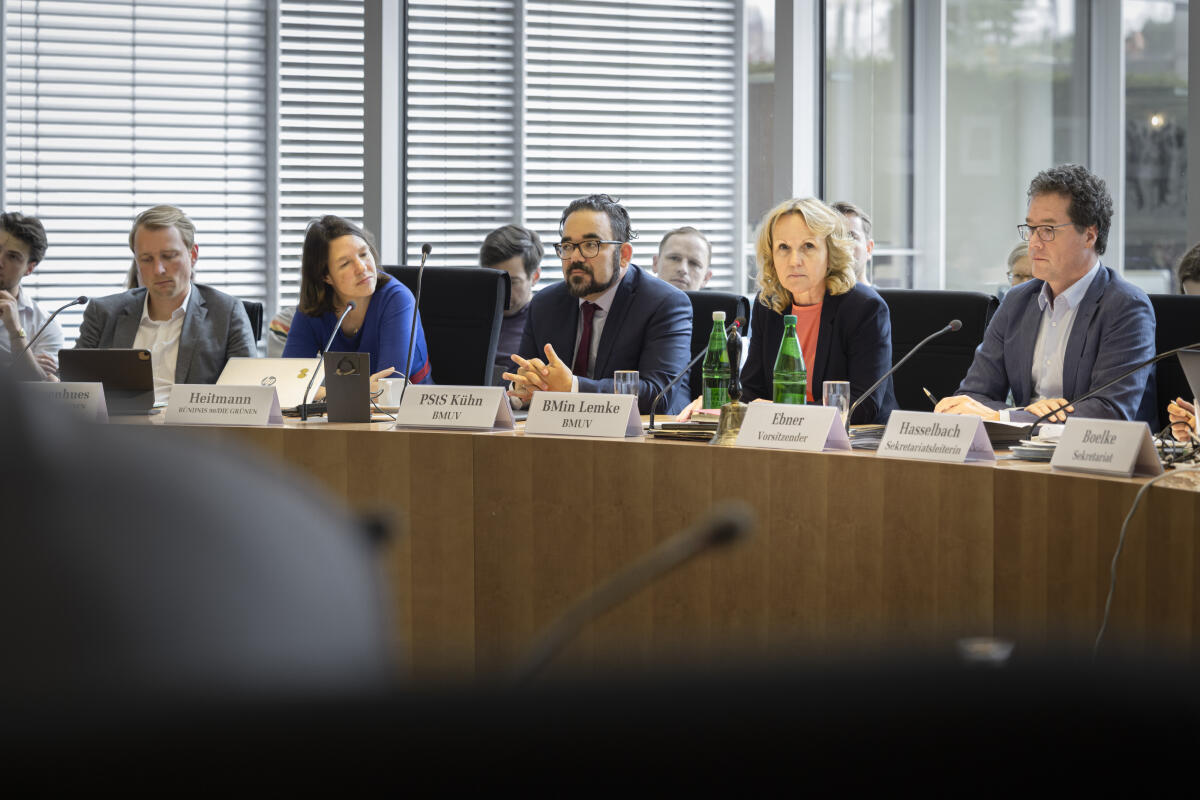 Bundesministerin für Umwelt, Naturschutz, nukleare Sicherheit und Verbraucherschutz, Steffi Lemke (2vr), Bündnis 90/DIE GRÜNEN, MdB, zu Gast im Ausschuss für Umwelt, Naturschutz, nukleare Sicherheit und Verbraucherschutz unter Leitung des Vorsitzenden Harald Ebner (r), Bündnis 90/Die Grünen, MdB. Ebner, Harald Bundesministerin für Umwelt, Naturschutz, nukleare Sicherheit und Verbraucherschutz, Steffi Lemke (2vr), Bündnis 90/DIE GRÜNEN, MdB, zu Gast im Ausschuss für Umwelt, Naturschutz, nukleare Sicherheit und Verbraucherschutz unter Leitung des Vorsitzenden Harald Ebner (r), Bündnis 90/Die Grünen, MdB.