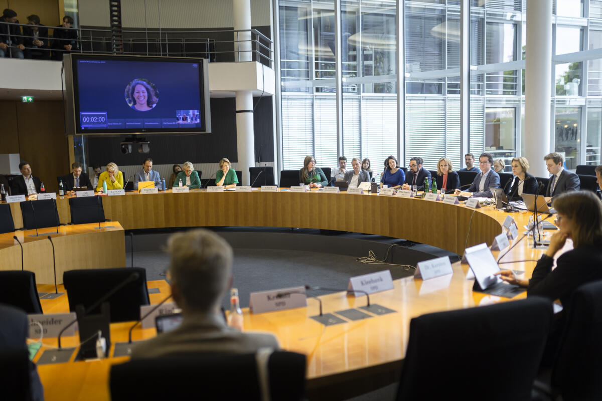 Bundesministerin für Umwelt, Naturschutz, nukleare Sicherheit und Verbraucherschutz, Steffi Lemke, Bündnis 90/DIE GRÜNEN, MdB, zu Gast im Ausschuss für Umwelt, Naturschutz, nukleare Sicherheit und Verbraucherschutz. Blick in den Saal. Bundesministerin für Umwelt, Naturschutz, nukleare Sicherheit und Verbraucherschutz, Steffi Lemke, Bündnis 90/DIE GRÜNEN, MdB, zu Gast im Ausschuss für Umwelt, Naturschutz, nukleare Sicherheit und Verbraucherschutz. Blick in den Saal.