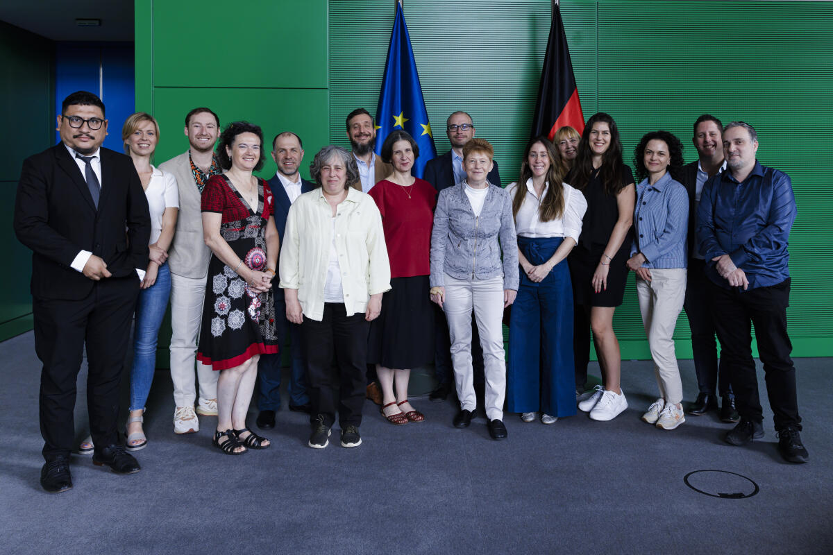 Bundestagsvizepräsidentin Petra Pau, Die Linke., MdB, im Gespräch mit Internationalen Multiplikatoren zum Thema "Jüdisches Leben in Deutschland". Gruppenfoto. Pau, Petra Bundestagsvizepräsidentin Petra Pau, Die Linke., MdB, im Gespräch mit Internationalen Multiplikatoren zum Thema "Jüdisches Leben in Deutschland". Gruppenfoto.