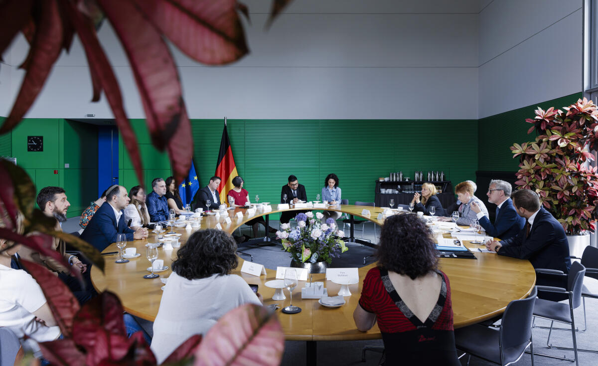 Bundestagsvizepräsidentin Petra Pau, Die Linke., MdB, im Gespräch mit Internationalen Multiplikatoren zum Thema "Jüdisches Leben in Deutschland". Blick in den Raum. Pau, Petra Bundestagsvizepräsidentin Petra Pau, Die Linke., MdB, im Gespräch mit Internationalen Multiplikatoren zum Thema "Jüdisches Leben in Deutschland". Blick in den Raum.