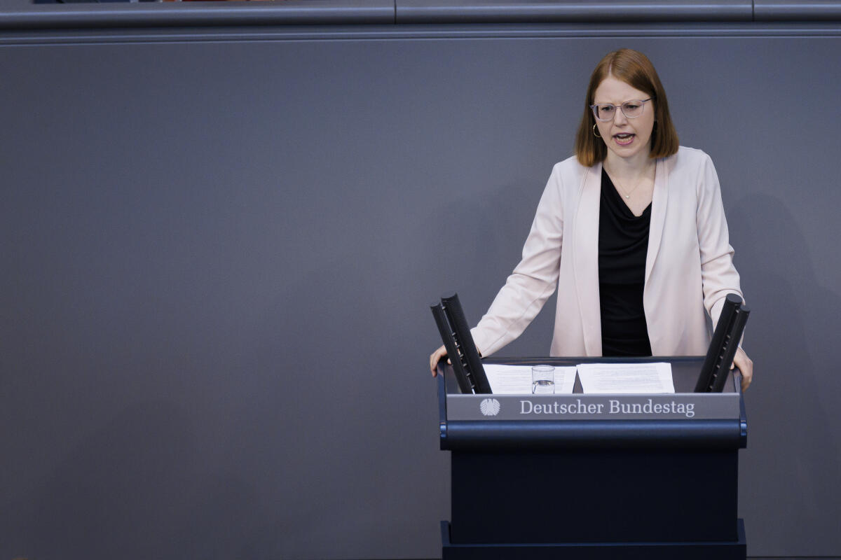 Katrin Helling-Plahr, FDP, MdB, hält eine Rede zu TOP 5 „Reform der Sterbehilfe“ im Plenum. Helling-Plahr, Katrin Katrin Helling-Plahr, FDP, MdB, hält eine Rede zu TOP 5 „Reform der Sterbehilfe“ im Plenum.