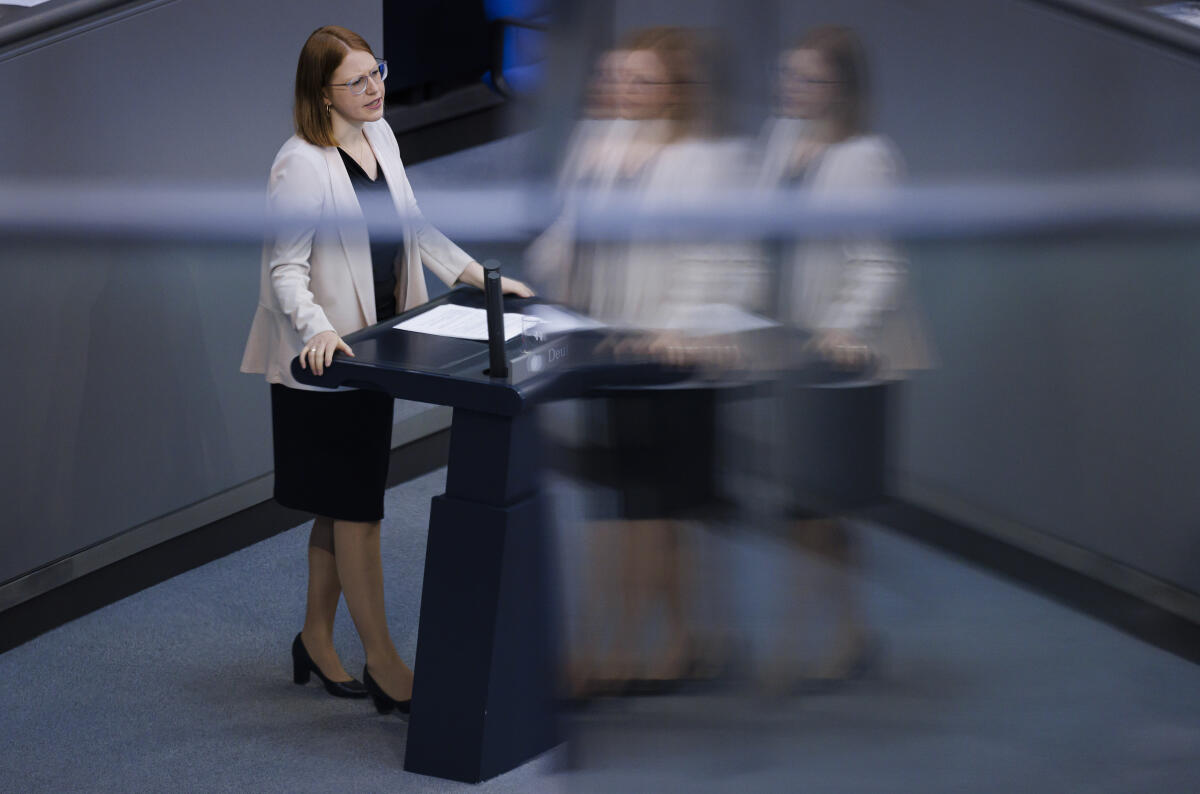 Katrin Helling-Plahr, FDP, MdB, hält eine Rede zu TOP 5 „Reform der Sterbehilfe“ im Plenum. Helling-Plahr, Katrin Katrin Helling-Plahr, FDP, MdB, hält eine Rede zu TOP 5 „Reform der Sterbehilfe“ im Plenum.