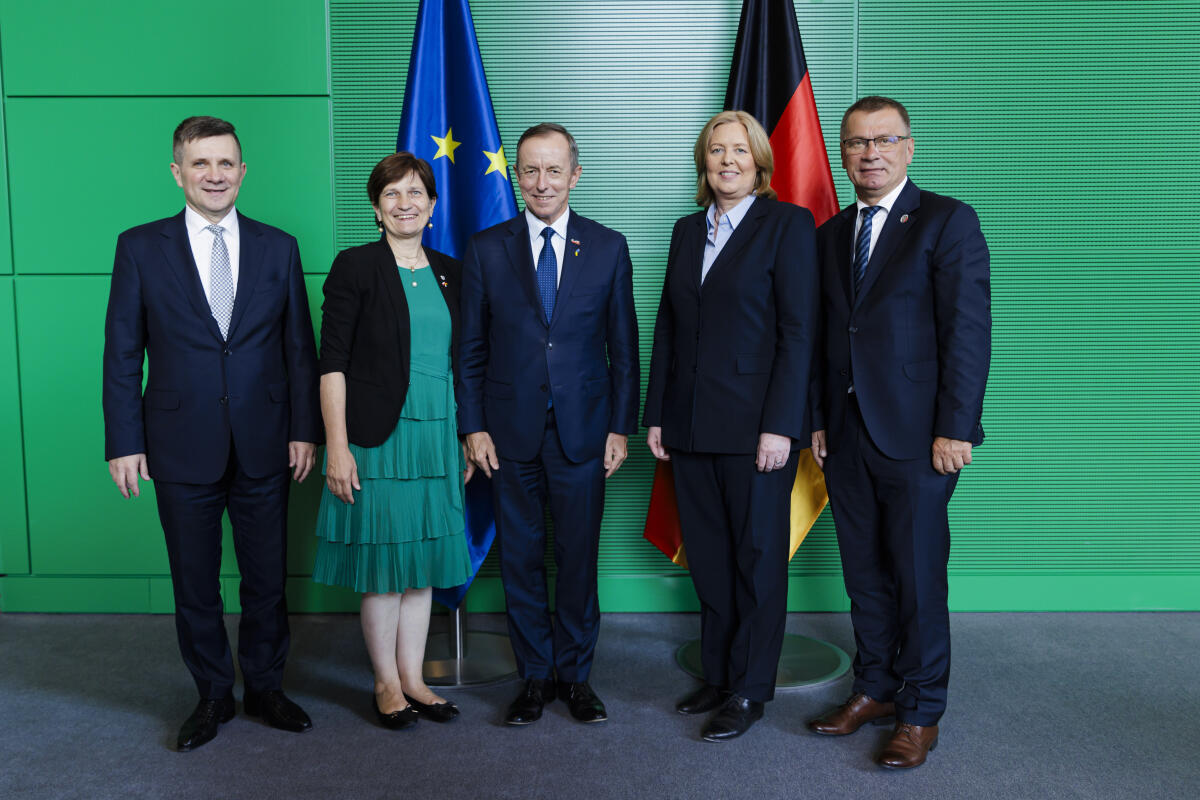 Bundestagspräsidentin Bärbel Bas (2vr), SPD, MdB, empfängt den Marschall des Senats der Republik Polen, Prof. Tomasz Grodzki (m). Gruppenfoto mit Jacek Włosowicz (l), Senator und Mitglied der Polnisch-Deutschen Gruppe des Senats, Halina Bieda (2vl), Senatorin und stellvertretende Vorsitzende der Polnisch-Deutschen Gruppe des Senats, und Paweł Gronow (r), Erster Botschaftsrat und stellvertretender Botschafter. Bas, Bärbel Bundestagspräsidentin Bärbel Bas (2vr), SPD, MdB, empfängt den Marschall des Senats der Republik Polen, Prof. Tomasz Grodzki (m). Gruppenfoto mit Jacek Włosowicz (l), Senator und Mitglied der Polnisch-Deutschen Gruppe des Senats, Halina Bieda (2vl), Senatorin und stellvertretende Vorsitzende der Polnisch-Deutschen Gruppe des Senats, und Paweł Gronow (r), Erster Botschaftsrat und stellvertretender Botschafter.