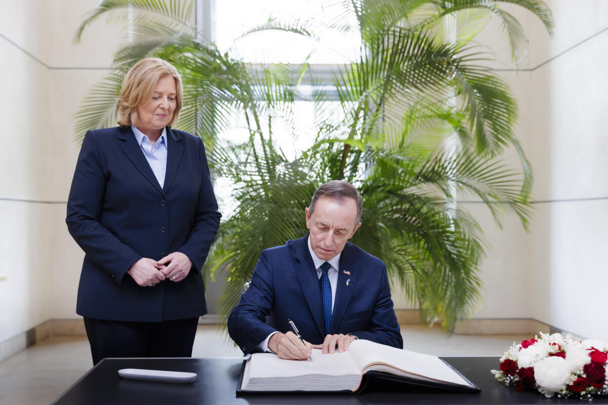 Bundestagspräsidentin Bärbel Bas (l), SPD, MdB, empfängt den Marschall des Senats der Republik Polen, Prof. Tomasz Grodzki (r). Hier beim Eintrag ins Gästebuch. Bas, Bärbel Bundestagspräsidentin Bärbel Bas (l), SPD, MdB, empfängt den Marschall des Senats der Republik Polen, Prof. Tomasz Grodzki (r). Hier beim Eintrag ins Gästebuch.