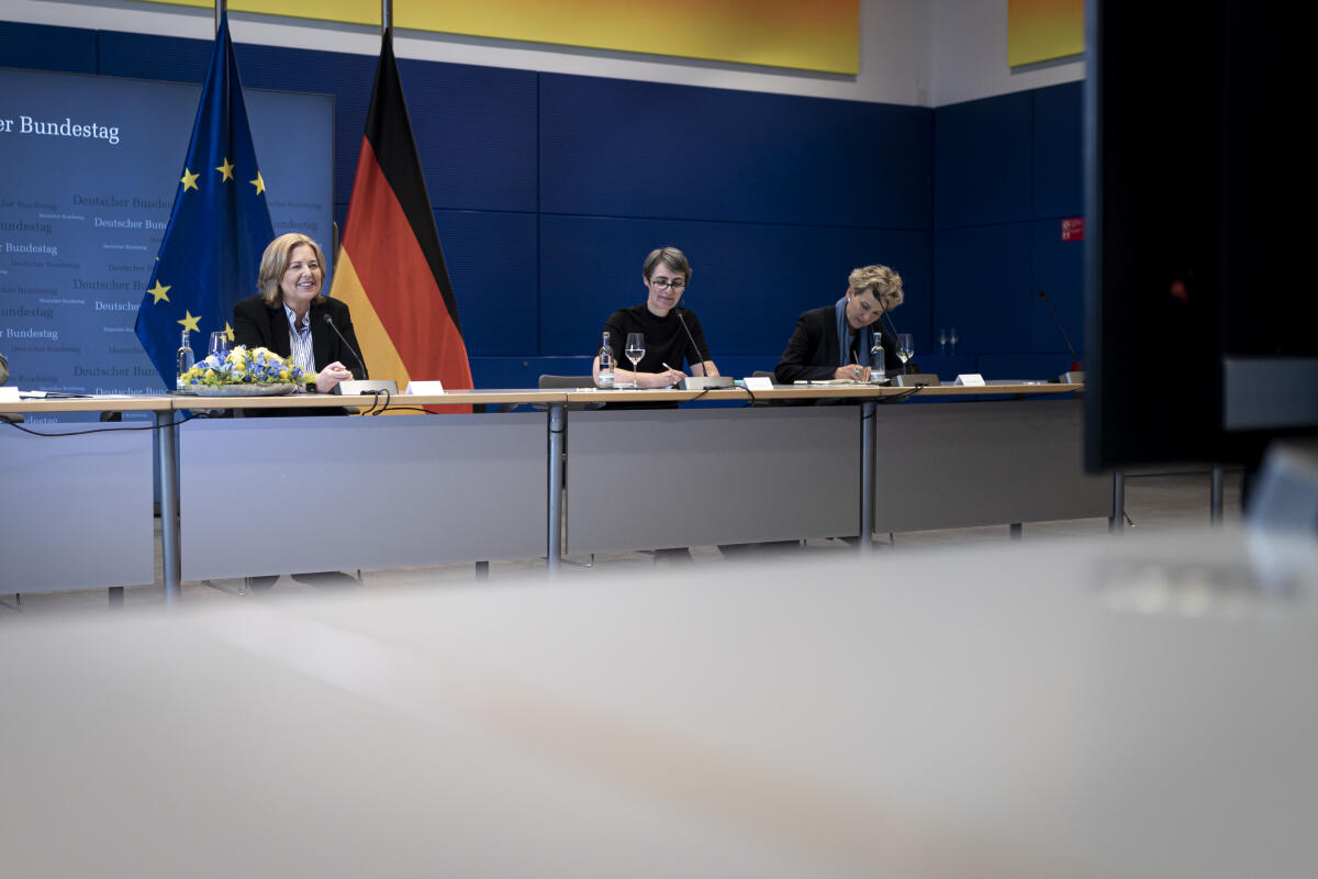 Bundestagspräsidentin Bärbel Bas (l), SPD, MdB, im Gespräch mit ihrem ukrainischen Amtskollegen Ruslan Stefantschuck per Videokonferenz. Bas, Bärbel Bundestagspräsidentin Bärbel Bas (l), SPD, MdB, im Gespräch mit ihrem ukrainischen Amtskollegen Ruslan Stefantschuck per Videokonferenz.