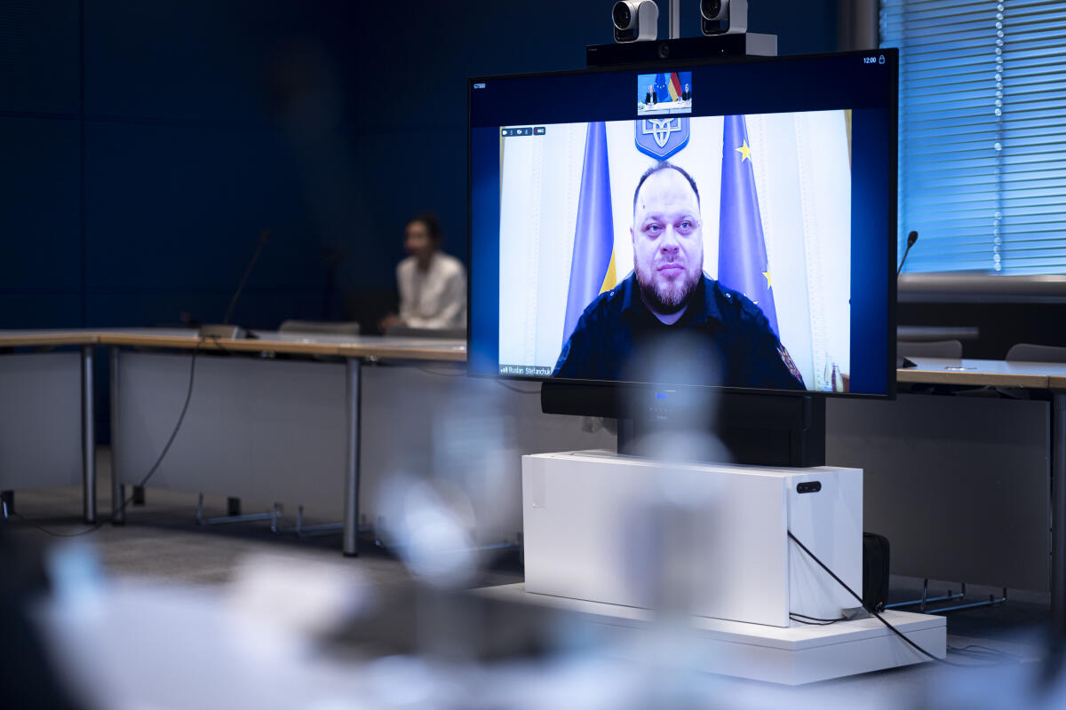 Bundestagspräsidentin Bärbel Bas, SPD, MdB, im Gespräch mit ihrem ukrainischen Amtskollegen Ruslan Stefantschuck per Videokonferenz. Blick auf die Bildschirmübertragung. Stefantschuk, Ruslan Bundestagspräsidentin Bärbel Bas, SPD, MdB, im Gespräch mit ihrem ukrainischen Amtskollegen Ruslan Stefantschuck per Videokonferenz. Blick auf die Bildschirmübertragung.