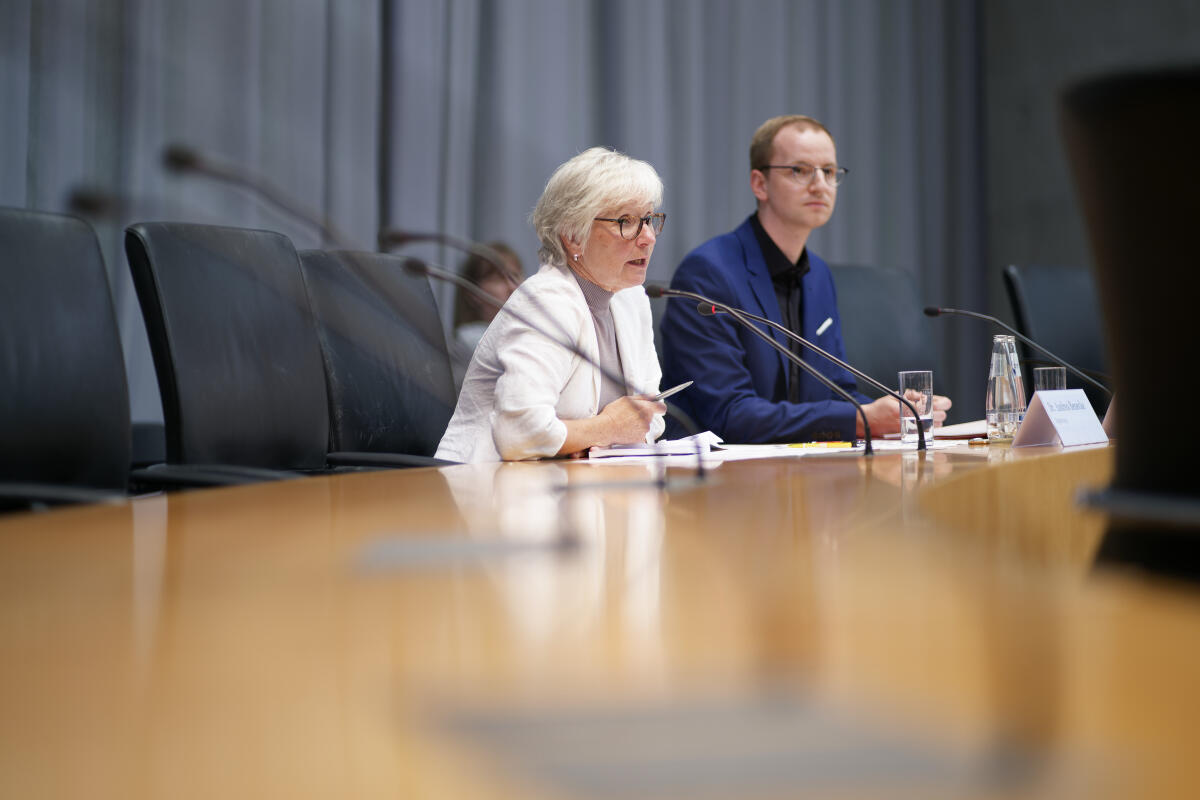 Dr. Andrea Benecke, Leiterin der Ausbildungsambulanz für psychologische Psychotherapie an der Universität Mainz, (links), und Felix Kiunke, Petent, Psychologiestudent, (rechts), bei der öffentlichen Sitzung des Petitionsausschusses zum Tagesordnungspunkt der Finanzierung der ambulanten und stationären Weiterbildung von Psychotherapeutinnen und Psychotherapeuten. Kiunke, Felix; Benecke, Andrea Dr. Andrea Benecke, Leiterin der Ausbildungsambulanz für psychologische Psychotherapie an der Universität Mainz, (links), und Felix Kiunke, Petent, Psychologiestudent, (rechts), bei der öffentlichen Sitzung des Petitionsausschusses zum Tagesordnungspunkt der Finanzierung der ambulanten und stationären Weiterbildung von Psychotherapeutinnen und Psychotherapeuten.