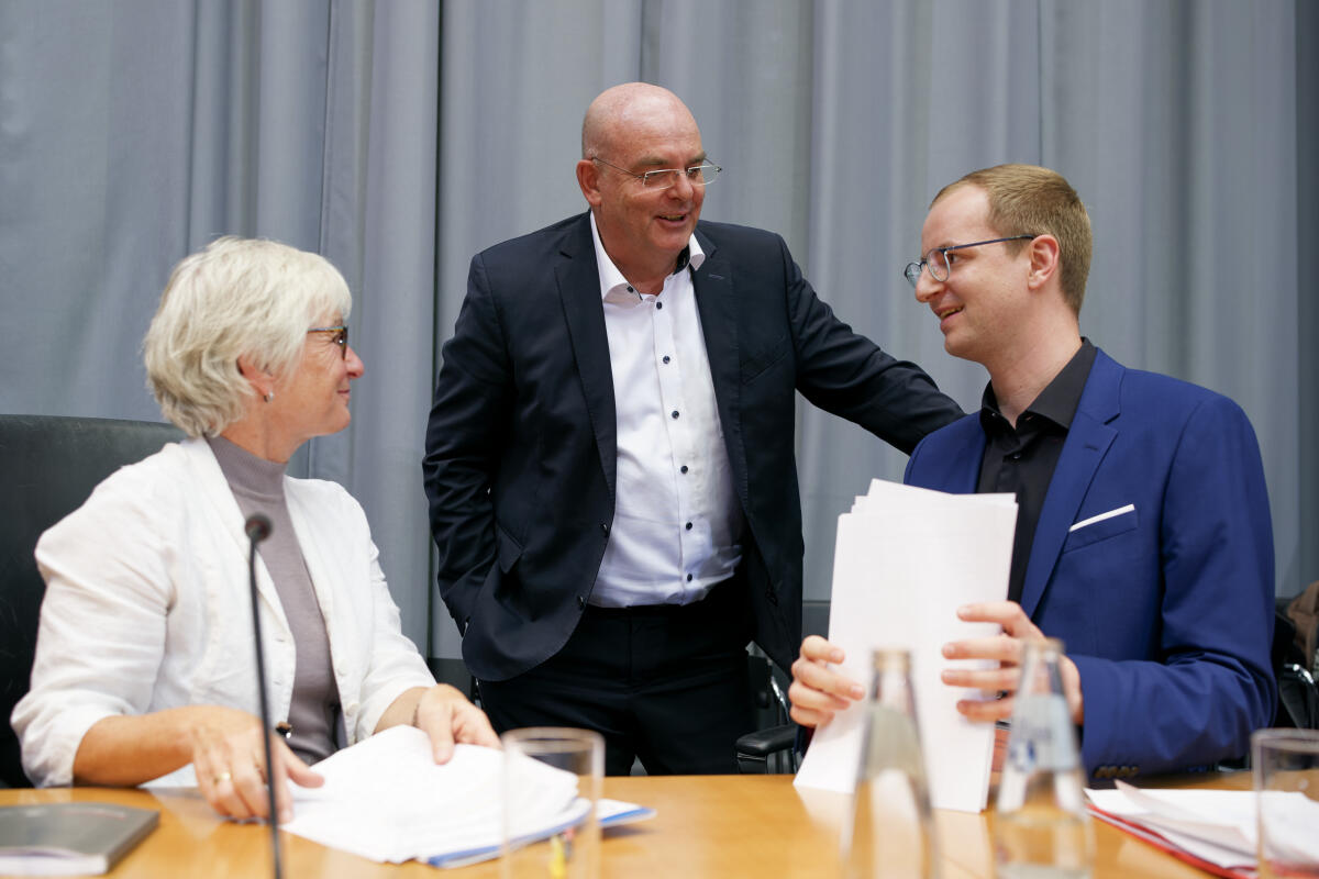 Dr. Edgar Franke, parlamentarischer Staatssekretär im Bundesgesundheitsministerium (BMG), SPD, MdB, (Mitte), im Gespräch mit Felix Kiunke, Petent, Psychologiestudent, (rechts), und Dr. Andrea Benecke, Leiterin der Ausbildungsambulanz für psychologische Psychotherapie an der Universität Mainz, (links), bei der öffentlichen Sitzung des Petitionsausschusses zum Tagesordnungspunkt der Finanzierung der ambulanten und stationären Weiterbildung von Psychotherapeutinnen und Psychotherapeuten. Franke, Edgar; Benecke, Andrea; Kiunke, Felix Dr. Edgar Franke, parlamentarischer Staatssekretär im Bundesgesundheitsministerium (BMG), SPD, MdB, (Mitte), im Gespräch mit Felix Kiunke, Petent, Psychologiestudent, (rechts), und Dr. Andrea Benecke, Leiterin der Ausbildungsambulanz für psychologische Psychotherapie an der Universität Mainz, (links), bei der öffentlichen Sitzung des Petitionsausschusses zum Tagesordnungspunkt der Finanzierung der ambulanten und stationären Weiterbildung von Psychotherapeutinnen und Psychotherapeuten.