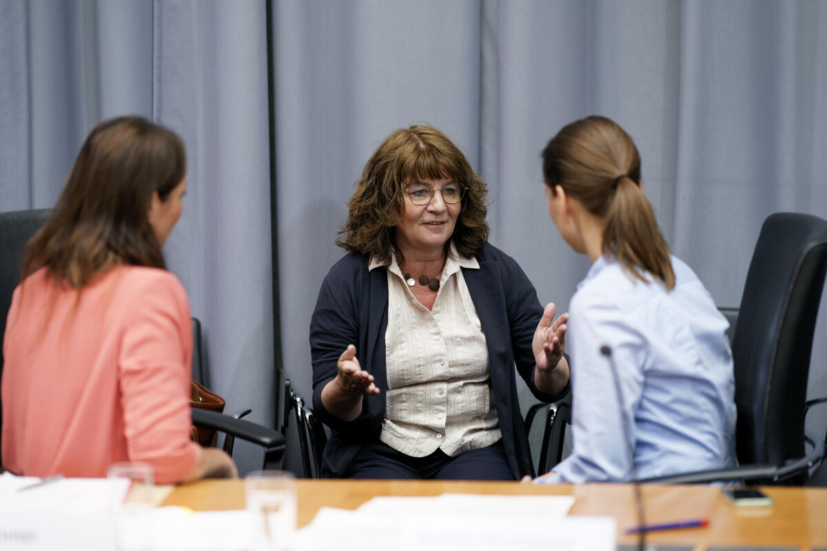 Ausschussvorsitzende Martina Stamm-Fibich, SPD, MdB, (Mitte), im Gespräch mit Daniela Weckmann, Petentin, (rechts), und Sandra Runge, Petentin, begleitende Rechtsanwältin, (links), bei der öffentlichen Sitzung des Petitionsausschusses in der 20. Wahlperiode. Stamm-Fibich, Martina Ausschussvorsitzende Martina Stamm-Fibich, SPD, MdB, (Mitte), im Gespräch mit Daniela Weckmann, Petentin, (rechts), und Sandra Runge, Petentin, begleitende Rechtsanwältin, (links), bei der öffentlichen Sitzung des Petitionsausschusses in der 20. Wahlperiode.