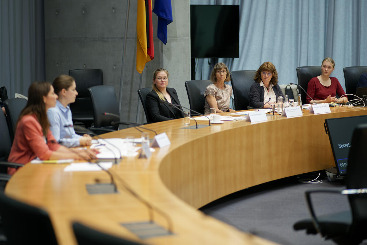 Stamm-Fibich, Martina Ausschussvorsitzende Martina Stamm-Fibich, SPD, MdB, (2. von rechts), bei der öffentlichen Sitzung des Petitionsausschusses zum Tagesordnungspunkt der Forderung nach einer Erhöhung des Elterngeldes.