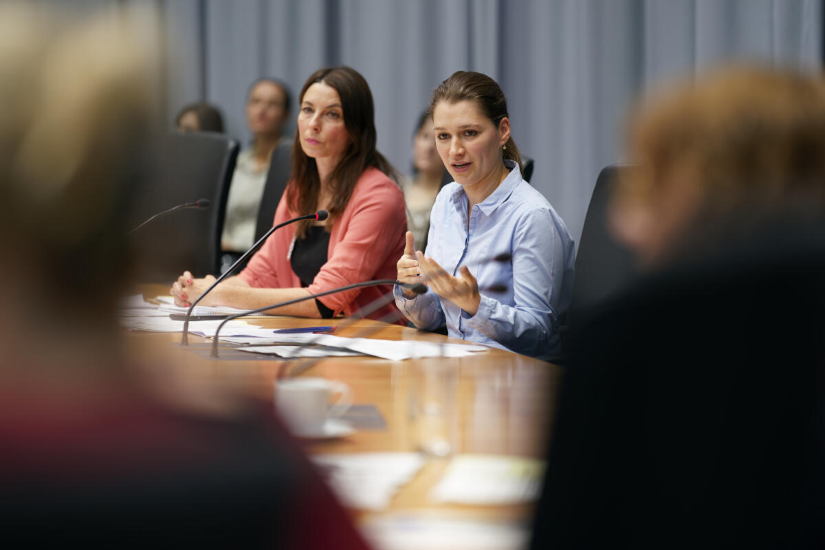 Daniela Weckmann, Petentin, (rechts) und Sandra Runge, Petentin, begleitende Rechtsanwältin, (links), bei der öffentlichen Sitzung des Petitionsausschusses zum Tagesordnungspunkt der Forderung nach einer Erhöhung des Elterngeldes. Weckmann, Daniela; Runge, Sandra Daniela Weckmann, Petentin, (rechts) und Sandra Runge, Petentin, begleitende Rechtsanwältin, (links), bei der öffentlichen Sitzung des Petitionsausschusses zum Tagesordnungspunkt der Forderung nach einer Erhöhung des Elterngeldes.