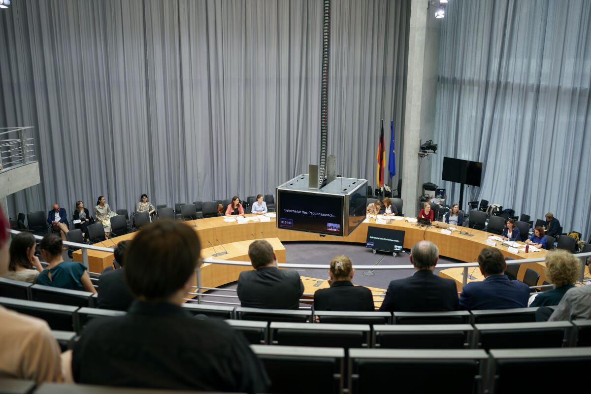 Eine öffentliche Sitzung des Petitionsausschusses zum Tagesordnungspunkt der Forderung nach einer Erhöhung des Elterngeldes. Eine öffentliche Sitzung des Petitionsausschusses zum Tagesordnungspunkt der Forderung nach einer Erhöhung des Elterngeldes.