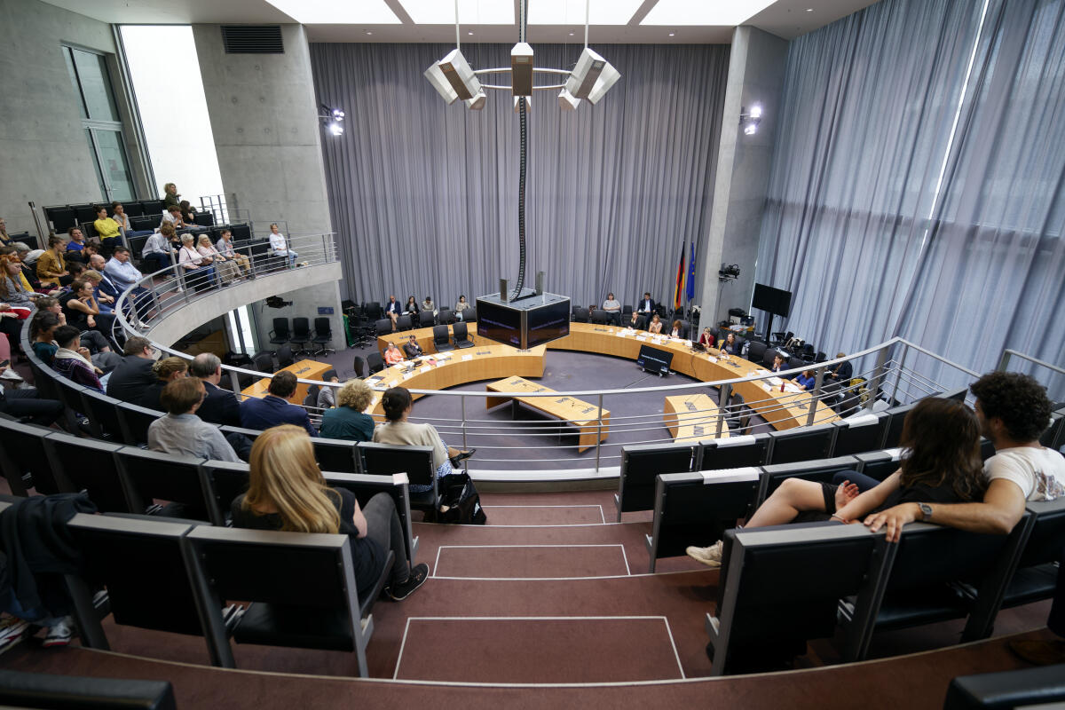 Eine öffentliche Sitzung des Petitionsausschusses zum Tagesordnungspunkt der Forderung nach einer Erhöhung des Elterngeldes. Eine öffentliche Sitzung des Petitionsausschusses zum Tagesordnungspunkt der Forderung nach einer Erhöhung des Elterngeldes.