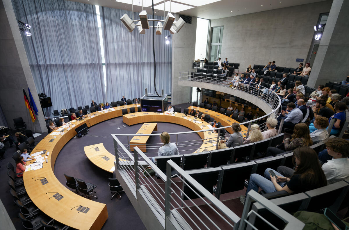 Eine öffentliche Sitzung des Petitionsausschusses zum Tagesordnungspunkt der Forderung nach einer Erhöhung des Elterngeldes. Eine öffentliche Sitzung des Petitionsausschusses zum Tagesordnungspunkt der Forderung nach einer Erhöhung des Elterngeldes.