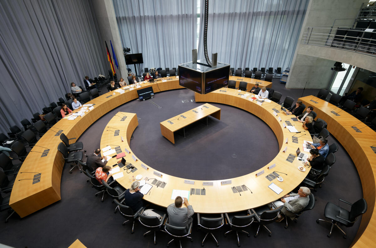 Eine öffentliche Sitzung des Petitionsausschusses zum Tagesordnungspunkt der Forderung nach einer Erhöhung des Elterngeldes. Eine öffentliche Sitzung des Petitionsausschusses zum Tagesordnungspunkt der Forderung nach einer Erhöhung des Elterngeldes.